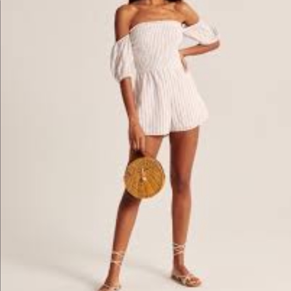 ✨Off-the-shoulder linen romper A&F